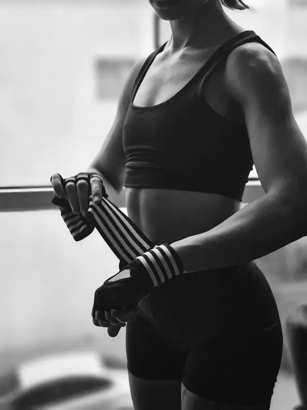 Persona entrenando en casa